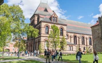 10 найбільш ліберальних коледжів, які надають пріоритет спільноті та досвіду